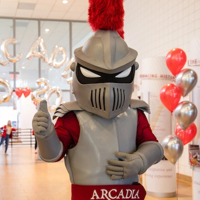 Arcadia's mascot, Archie gives a thumbs up at a Scarlet and Grey event help on campus.