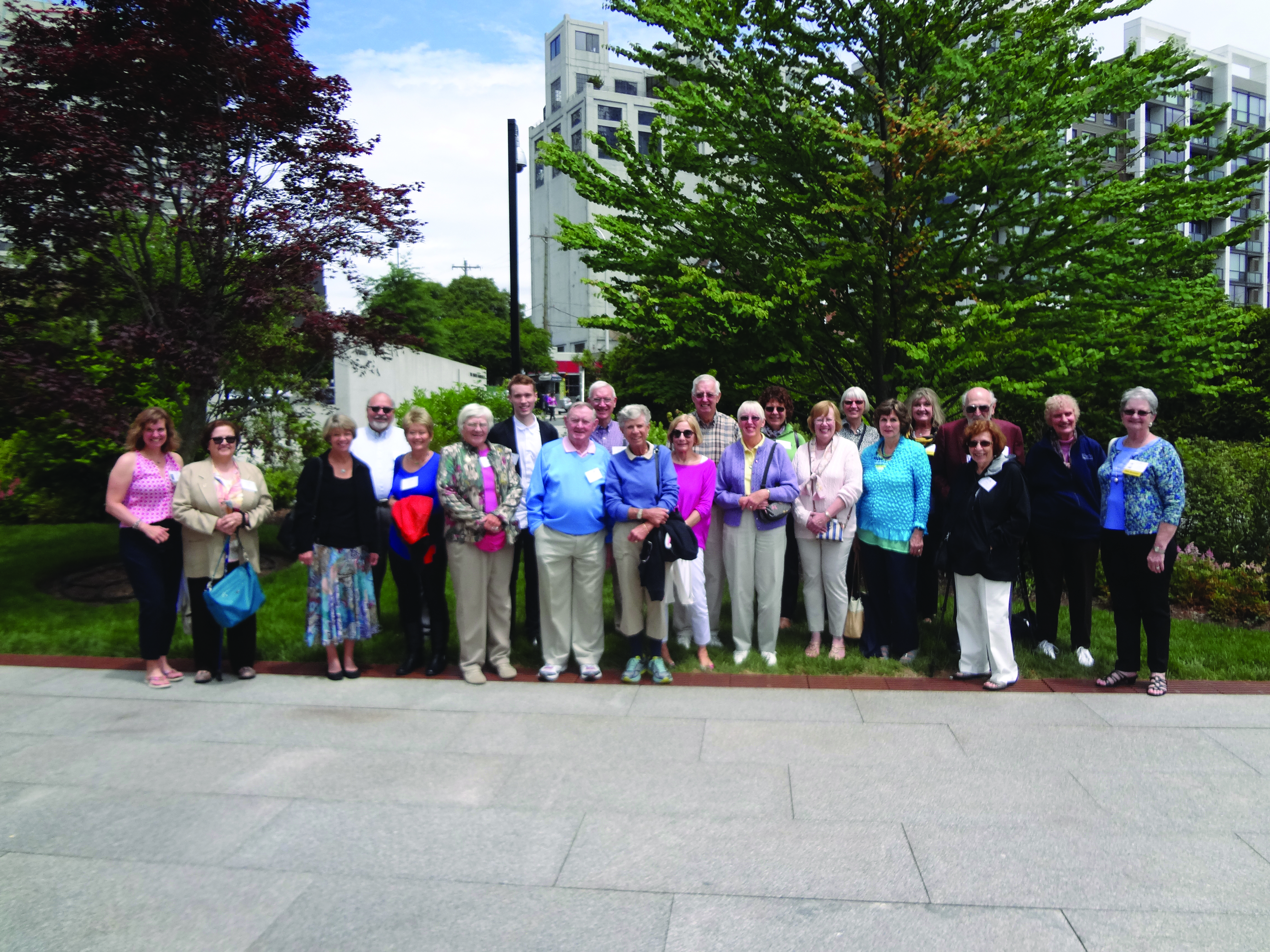 A large group of Alumni posing together outside Barnes Foundation.