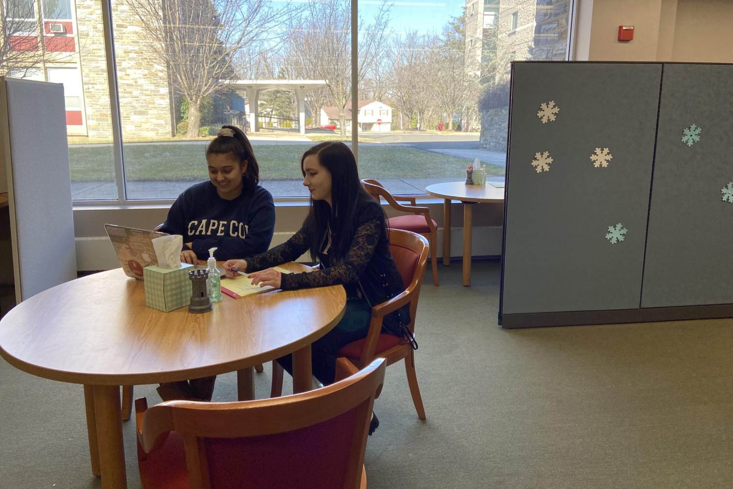 Students work together in the library