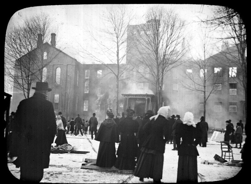 A black and white photo of1895 Beaver College and Musical Institute Fire (Feb 23) Beaver Area Historical Museum