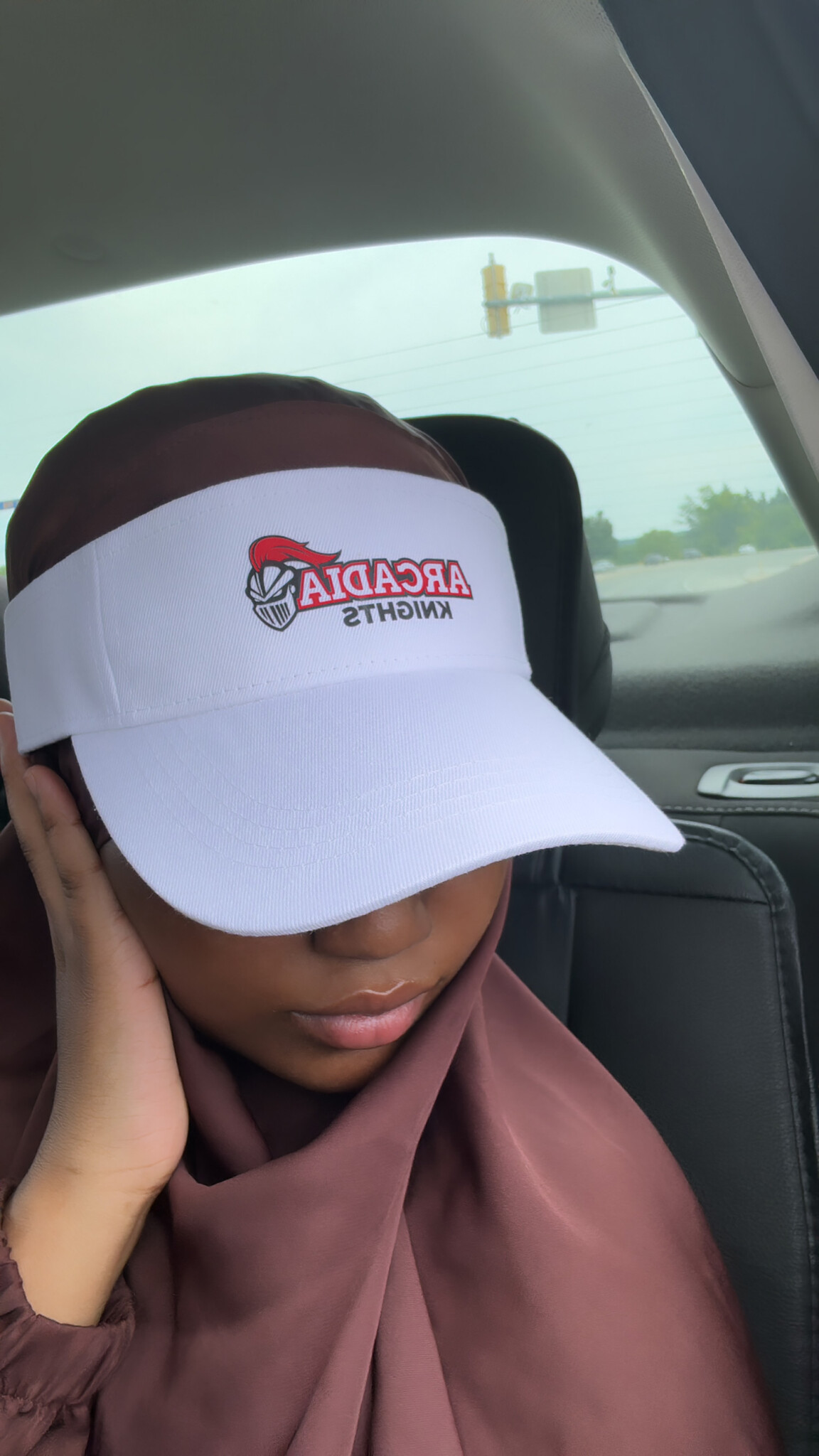 Bahiyyah Bibbs ’28 wearing an Arcadia visor.