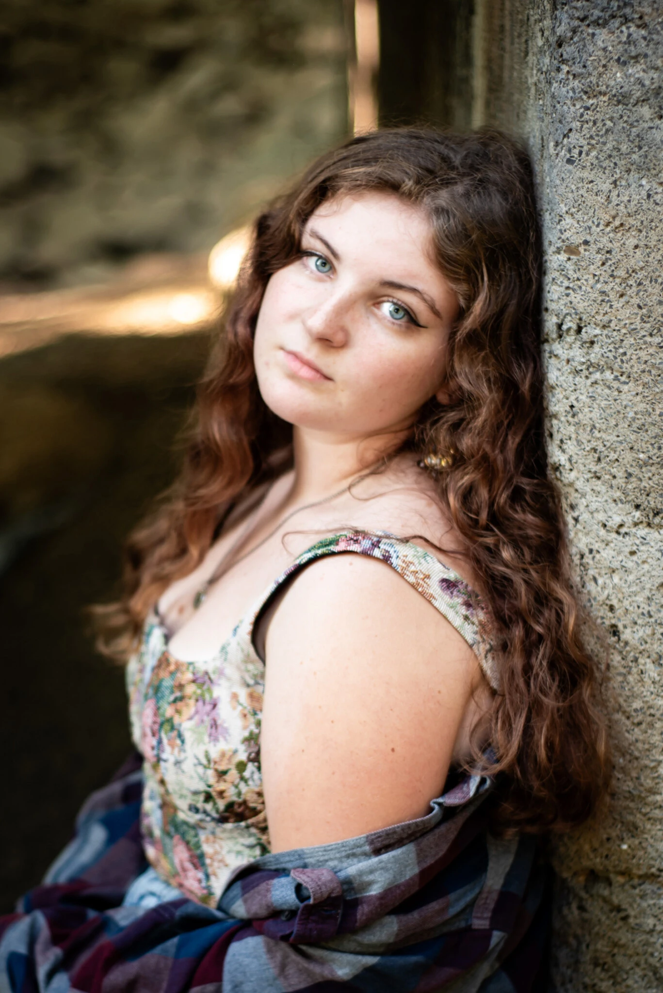 Elizabeth Cogan ’28 leaning against a wall.