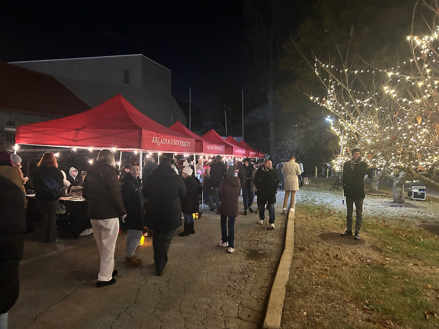 Students visiting the Art Market at Get Lit.