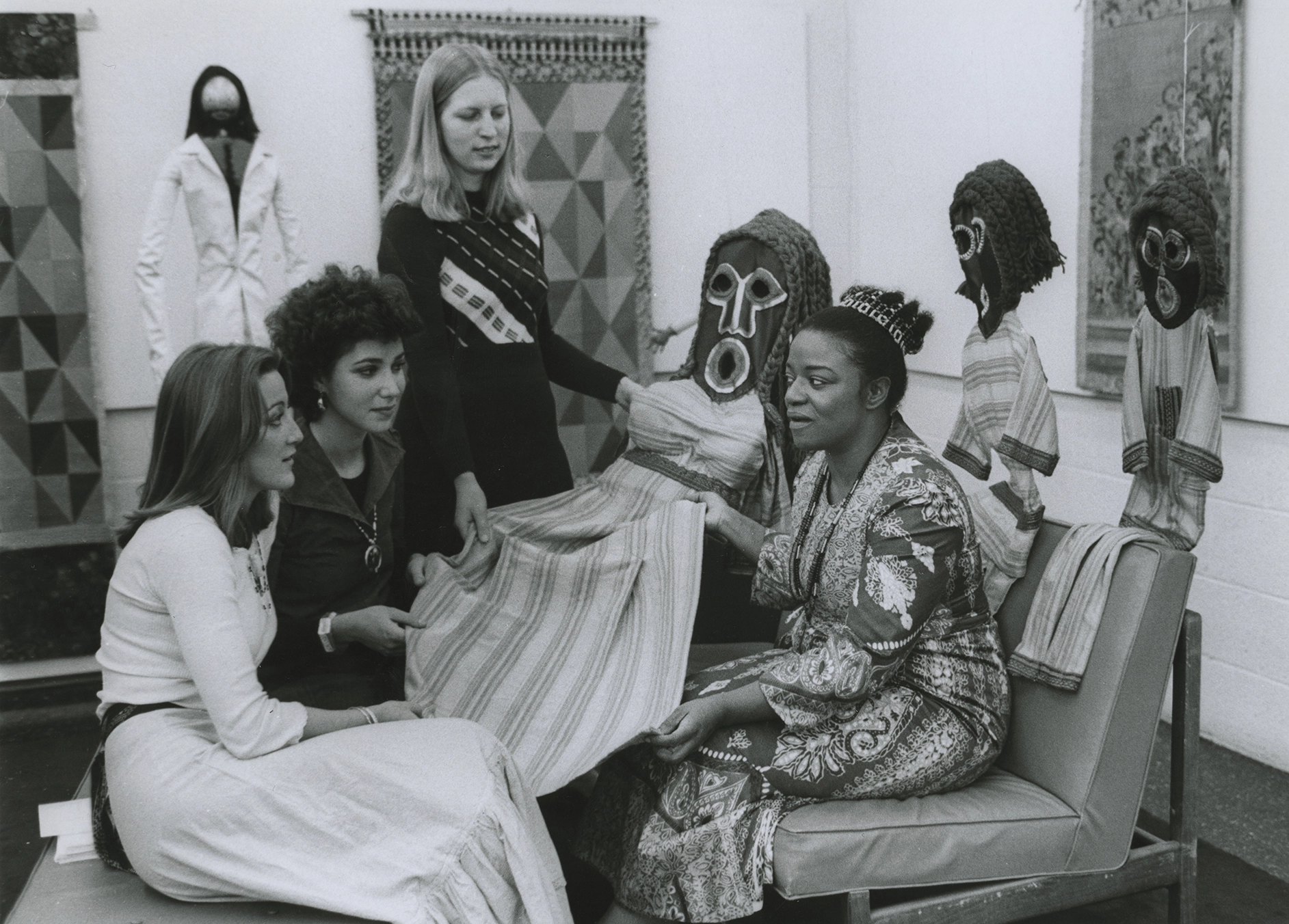 Faith Ringgold lecturing to students in the exhibition space.